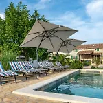 Crogo Paradiz Vila